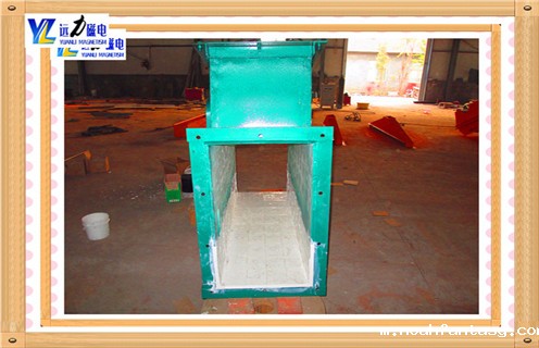 管道除铁器安裝规定，远力磁电生产制造的管道稀土永磁除铁器包含无磁管道和永磁铁两一部分，封闭式管道内非磁性原材料的除铁设备，稀土永磁除铁器选用希土强磁铁原材料构成复合型磁系。具备体型小、磁性大、重量较轻、除铁设备整洁、便捷、无耗能、应用等特性。合适沒有输送带，只有出示下料煤斗的场所。当纤维状原材料历经时，铁脏物被高磁场强度的永磁铁吸咐，铁残渣时，开启管道守门员残渣取除。该机器设备适用含铜量较少的场所，关键运用于混凝土、化工厂、煤碳、塑胶、耐火保温材料、装饰建材等制造行业的下料管道中残渣。  一、管道除铁器安裝规定 1、管道式除铁器安裝倾斜角(入、进料口中间联线与平面的交角)在55o-60o为宜;两边方位不能歪斜(即电机中心线维持水准)。进料口不可与出铁管道密闭式联接，以正方形接铁斗或槽形接铁槽接铁，出铁口与接铁斗间隔60mm为宜，便于必需时手工制作消除出铁口内将会出現的阻拦物(细铁丝、原材料块等)。  2、本机器设备电子控制系统可立即连接开关电源，机器设备独立工作中;也可以控制计划于颗粒料运输系统软件，该系统软件的开闭决策本机器设备的工作中是否。  3、管道式除铁器出、通道活套法兰面间需垫入密封垫或石棉绳，保证相接处的密封性特性，以防烟尘外溢环境污染。  4、接线后第一次次启动需观察机器设备运作方位是不是恰当，下列二种方式 均可：A、观察降速电机转为，其转动方位依据链瓦上标识箭头符号向一致。B、开启机侧观察口，将一粒度低于22mm的磁铁物(螺帽等)放置吸咐挡板表层，该物向正下方出铁口健身运动为恰当。若健身运动方位有误，应先待机，更改电机转动方位后再试。  5、管道式除铁器应用前要依据粉体设备中铁磁性材料脏物的渗入量，适度调节电机的开停机時间，调节电气控制柜中时间控制器的按键，就可以更改这两个時间，其标值可立即在按键上观察。参照采用時间为：健身时间10秒;间歇性時间3～10分。客户可根据应用、观察、检测，按每一次排铁量不超过3kg自主明确時间，若颗粒料中含铜较多或颗粒料溫度过高时，也可以选用减速器持续运行的工作方式。  6、应用前需从滴油口往主机箱内引入N68(旧型号40#)机械润滑油。给油至油量观察窗正中间部位就可以，应用后发觉油量不够，能加至油量观察窗中间部位，汽车机油拆换周期时间为一年。  7、一切状况下均不允许过大木块(≥0.1公斤，长短≥80mm)进到机内，以防导致磁石组常见故障或危害除铁设备实际效果。