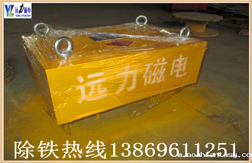 RCYB-8悬挂式永磁除铁器,1.RCYB-8型悬挂式永磁除铁器组成 由管道体,驱动装置,磁体运行装置,三大部分组成.驱动装置安装在管道壁上,通过链条,链轮,带动管道内磁体装置运转,永磁体将管道内物料中的铁磁性物质,通过出铁口排出管道. 2.RCYB-8悬挂式永磁除铁安装 串接于倾角50-70度的物料输送管道中,当物料流经除铁器时,其中的铁磁性物质被吸附在管道壁上,随永磁体的运动逐渐向除铁口方向运动,排出管道,实现铁与物料的分离.