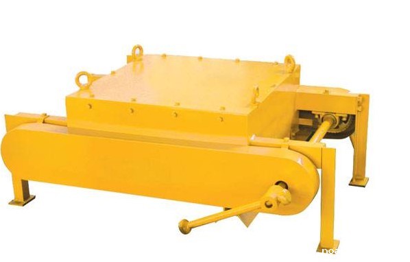 RCYP系列手动永磁除铁器是由高性能永磁磁芯.卸铁链条及链条护罩共同组成的手动清铁除铁器,与各式输送机配套使用.用于从非磁性物料中自动清除铁磁性杂质,其内部磁路采用计算机模拟设计,完善的双磁极结构.当磁铁底部吸附的铁磁性杂物累积到一定程度时,人工摇动手柄驱动刮板,清除废铁.该系列产品与带式自卸除铁器相比具有物美价廉.经济实用等特点.