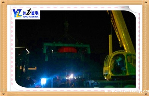 电磁除铁器RCDD-12,潍坊远力磁电热点,电磁除铁器产品效果认证质量好远力磁电竭诚为您服务为您做到!节能环保行业领先.电磁除铁器RCDD-12为您私人定制性价比高生产方案. 一.电磁除铁器rcdd-12设计特点: 自卸式永磁除铁器是由高性能永磁磁芯.弃铁皮带.减速电机.框架.滚筒等部分组成,可与各种输送机配套使用. 二.电磁除铁器rcdd-12技术特点: 1.高性能钕铁硼做磁源,磁性强,不易退磁. 2.两边滚筒为腰鼓形结构,具备自动纠偏功能,密封性极好,所以能很好的适应各种恶劣环境. 3.控制部分可以皮带机连锁,可实现就地手动控制和集中控制两种方式. 4.无励磁线圈,省电节能. 5.不需要整流控制装置,可靠性高. 6.不存在温升问题,磁场强度也就不存在“冷态”“热态”之分,磁场恒定. 7.断电时,吸在除铁器上的铁件不会掉回到输送物料上. 8.不存在绝缘和耐压问题.配上防爆电机驱动的弃铁输送带即可成为防爆除尘器.但是,永磁除铁器的磁场强度会发生衰减,选用时应注意调查落实.