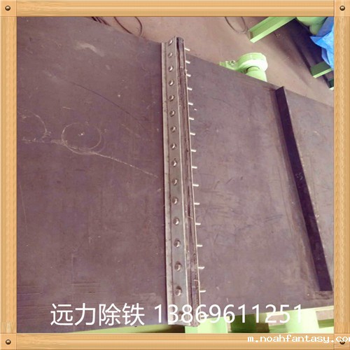 除铁器环形带 除铁器接口带的保养方法 1. 输送带在运输和贮存中,应保持清洁,避免阳光直射 除铁器环形带厂家,雨雪浸淋,防止与酸 . 碱.油类,有机溶剂等影 响橡胶质量的物质接触,并距离发热装置1米以外. 2. 贮存时库房内温度宜保持在—15℃—+40℃之间,相对湿度宜保持在50—80%之间. 3. 贮存中输送带须成卷放置,不得折叠,放置期间应每季翻动一次. 4. 输送带运行速度不应大于5.0米/秒,运输块度大,磨损性大的物料和使用固定犁型卸料装置时应尽量采用低速.超出规定速度时,会影响胶带使用寿命. 5. 运输机的传动滚筒直径与输送带布层的关系,传动滚筒改向滚筒的配套以及对托辊槽角的要求,应根据输 送机的设计规定,合理选取. 6. 为减轻物料对胶带的冲击与磨损,给料方向应顺胶带的运行方向;物料下落到胶带上的落差应尽量减小;给料口应避开滚筒或托辊的正上方;胶 带受料段应缩短托辊间距 和采取缓冲措施.为防止刮破胶带,挡料装置刮板清扫装置和卸料装置与胶带的接触部分应采用硬度适宜的橡胶板,不要采用夹有布层的胶带头.