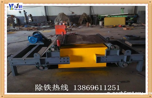  　　①计算机模拟磁路,设计独特的磁极结构,保证在额定悬挂高度处其磁场达到或超出国标值,磁极吸附面积大,保证有足够时间从运行物料中吸起铁磁性杂物;  　　②磁场稳定,保证在恶劣环境下永磁芯在八年内磁力降低不超过5%; ③整机结构紧凑合理,不用电源励磁系列,不用冷却系统,皮带具有自动纠偏功能,特制密封轴座,适应恶劣环境下工作,能连续自动清除所吸附的杂铁,可保障长期无故障运行; ④驱动电动机拥有防爆与非防爆两种类型可供选用. ⑤各项技术指标均符合JB/T8711-1988标准,称为达国标的普通永磁除铁器.