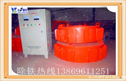 盘式自冷电磁除铁器启动控制方式 盘式自冷电磁除铁器的启动随其所在皮带机启动运行,皮带机启动,其高压控制柜内合位继电器上的一对常开触点接通,盘式自冷电磁除铁器得到运行指令开始运转. 盘式自冷电磁除铁器停止控制:盘式自冷电磁除铁器所在的皮带机停止,皮带机控制柜上的合位继电器失电,常开触点断开;盘式自冷电磁除铁器设置延时停机功能,在合位继电器失电后延时10min,盘式自冷电磁除铁器停止运转. 二.盘式自冷电磁除铁器长时间不用时的注意事项 如果盘式自冷电磁除铁器长时间没有正常的工作了,现在想要重新开始使用,就要注意一些事项,要先进行电气性能方面的检查,是否存在问题.在工作时,周围不能有仪器仪表,以免仪器仪表受到干扰.盘式自冷电磁除铁器的周围应没有粉尘,如有的话应及时进行清理.在使用前,要先进行相应的检查,是否有问题,如有则不能使用.盘式自冷电磁除铁器应存放在室内,而且要避免受潮,不能放在露天场所中.所以说盘式自冷电磁除铁器的正确使用对它的使用寿命是很重要的,在现场必须按规程说明安装使用.