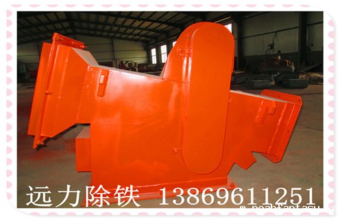 管道式自卸除铁器出现故障如何解决 任何设备在工作的时候都有可能出现故障,这个时候不要慌,掌握正确的技巧可以及时的排除故障,解决当前的困境.管道除铁器的应用范围比较广,它适合多种物料的除铁工作,在选矿厂的作用比较大.管道除铁器在使用时需要掌握一定的技巧,一旦出现机械故障,且生产线暂时不便停机,可关断本机电源,由操作工从观察口取出杂铁,生产线可继续维持工作.但同时应及时同专业人员检修,非专业人员不得擅自打开机盖,以免造成机件损坏.每次合盖前,必须涂耐油密封胶密封.更详细的操作知识需要根据不同的设备和型号来决定,购买设备时技术人员会手把手的教您,解决的您的后顾之忧