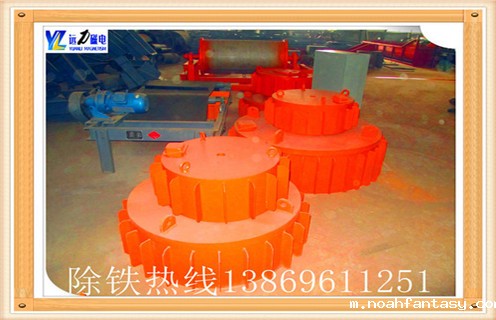 2.电磁除铁器的安装与调试 2.1..工作人员要随时检查行走电机的电气绝缘性能,并在调试前达到所需功率. 2.2.兆欧表在用兆欧表运行前,测量绕组绝缘在磁壳上的值应不小于10MΩ,检查励磁绕组接线是否正确可靠,准确使用后. 2.3.安装后,对于RCDB-3到RCDB-6型号,首先将电源控制柜可调电位器调到最小位置,然后打开电源开关将电位器调到额定值,连续功率;对于RCDB- 6.5以上型号使用变压器抽头的调节方法,当发现使用现场电压过高或过低时,该方法可用于调节开关抽头的工作功率. 2.4.经常观察电压表,电流表读数正常,并且不得超过其额定值. 2.5.当试验后预期,要观察铁效果,如果差,应在电磁除铁器之前和之后移动,直到到目前为止最好的效果,并调整悬挂高度