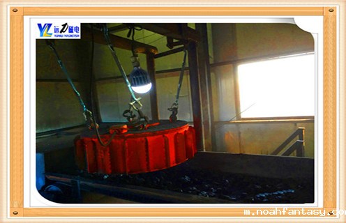 1.上海石灰厂电磁除铁器广泛应用 用于冶金.矿山.选煤厂.电厂.陶瓷.玻璃.水泥.建材.化工.食品及饲料加工行业,在新兴的垃圾处理工业中,也需要电磁除铁器回收废物中的钢铁.尤其在煤炭和陶瓷行业中,煤中混有的雷管.铁钉等铁杂质不仅影响安全生产,而且影响出口煤炭的质量和声誉;陶瓷工业生产中使用的石灰石.硅石.白云石.长石等原料,常或多或少含有铁及铁的化合物,铁质对陶瓷产品危害极大,它常使瓷器外表面产生褐色或黑色斑点,影响产品的白度,降低陶瓷产品的等级.因此利用电磁除铁器除铁这一环节就显得非常重要.近年来,为满足工业生产的多种需要,研制开发出了大量的新型除铁器. 2.上海石灰厂电磁除铁器容易出现问题分析 除了铁水在水泥厂用于保护原料和熟料破碎机,辊压机,立式磨,包装机和球磨机磨粉系统外.用于去除原料中的铁,保护磨削设备的顺利运行,降低故障率.在玻璃中,陶瓷厂用来除去铁质杂质和铁粉中的原料,保护破碎设备,提高玻璃品位.在砖厂用于破碎机,滚压机,砖机铁保护.随着水泥标签的改善和水泥企业技术改造的深入,磨削技术已成为水泥厂的重要工艺,为提高轧机产量和细度,有必要转变破碎体系,采用高精度破碎机和研磨机,按设备类型粉碎,材料的尺寸一般在10毫米以下,所以细料被粉碎,一旦与链条,扳手,螺栓,废铁等铁屑混合,机器造成严重损坏.