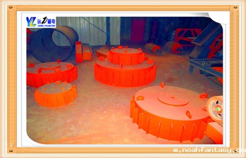 输煤系统用电磁除铁器批发,在输煤系统中除铁为什么要选用电磁除铁器呢?因为相比永磁除铁器来说,电磁除铁器的磁力更强,而输煤运输中,因为煤块大,如果磁力不够强劲的话,里面的铁磁性物质就不容易吸附上来,从而失去了选用除铁器的意义,远力磁电是专业生产电磁除铁器的厂家,价格优惠,来电请咨询138-696-11251. 1.输煤用电磁输煤用电磁除铁器周围铁件的影响 周围铁件被磁化后除铁效果会受影响.在输煤用电磁输煤用电磁除铁器的下方和周围存在托辊组及其他钢质器件,不同形状的铁件被磁化后形成的附加磁场很复杂,其中垂直于托辊方向的磁场对铁件影响大.磁感应强度数值不大,且随着距托辊的距离增大,磁感应强度迅速减小,在 0~40 mm之内,其梯度很大.经计算,在距托辊 10~100 mm处,埋在煤层最下面紧靠皮带机处的铁件所受的托辊磁吸力是大,磁感应强度迅速减小,在 0~40 mm之内,其梯度很大.经计算,在距托辊 10~100 mm处,埋在煤层最下面紧靠皮带机处的铁件所受的托辊磁吸力是煤层中上部铁件所受吸力的百倍以上.这是一个不容忽视的影响.