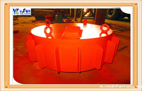 1.输煤用电磁输煤用电磁除铁器周围铁件的影响 周围铁件被磁化后除铁效果会受影响.在输煤用电磁输煤用电磁除铁器的下方和周围存在托辊组及其他钢质器件,不同形状的铁件被磁化后形成的附加磁场很复杂,其中垂直于托辊方向的磁场对铁件影响大.磁感应强度数值不大,且随着距托辊的距离增大,磁感应强度迅速减小,在 0~40 mm之内,其梯度很大.经计算,在距托辊 10~100 mm处,埋在煤层最下面紧靠皮带机处的铁件所受的托辊磁吸力是大,磁感应强度迅速减小,在 0~40 mm之内,其梯度很大.经计算,在距托辊 10~100 mm处,埋在煤层最下面紧靠皮带机处的铁件所受的托辊磁吸力是煤层中上部铁件所受吸力的百倍以上.这是一个不容忽视的影响. 2.输煤用电磁除铁器在实际工作中的处理 在实际工作中一定要采取措施消除托辊附加磁场的影响.通常的措施是采用消磁托辊,虽然托辊的轴.支架仍可产生附加磁场,但由于不紧贴胶带,这种影响可以大大减弱.另一种有效的措施是取消风冷电磁自卸式输煤用电磁输煤用电磁除铁器下方的一组槽形托辊.此处槽形托辊的间距可按非标件处理,只要能满足使用要求即可.但取消一组槽形托辊后,要考虑到胶带会有稍许下垂,此时应调整风冷电磁自卸式输煤用电磁输煤用电磁除铁器的悬挂高度.这样风冷电磁自卸式输煤用电磁输煤用电磁除铁器周围的铁件由于距离输煤用电磁输煤用电磁除铁器远,被磁化后产生的磁场弱,同时附加磁场距铁件也比较远,故其对输煤用电磁输煤用电磁除铁器的负面影响也小很多.