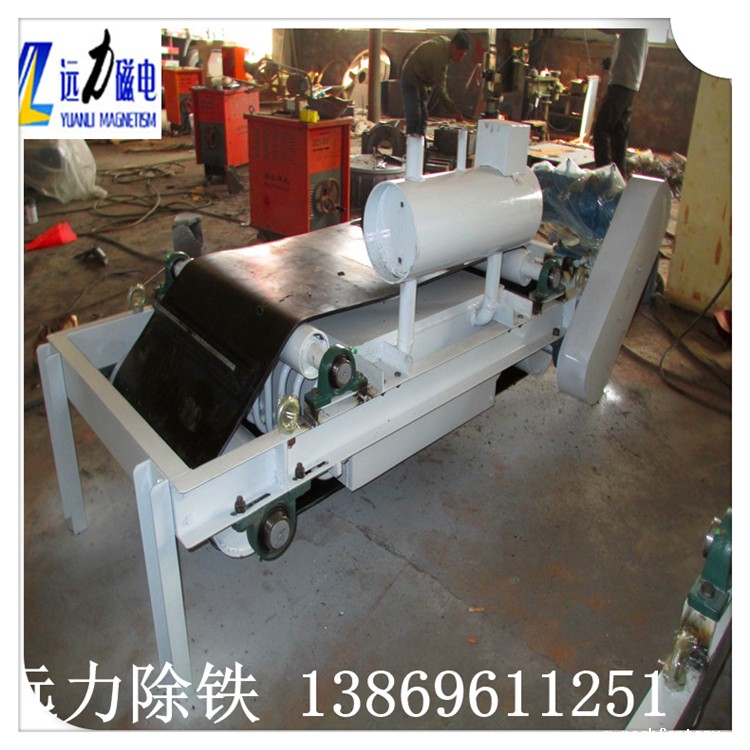 1.通辽油冷自卸式电磁除铁器的组成 RCDF系列油冷自卸式电磁除铁器由除铁器本体和卸铁机构两部分组成.卸铁机构由机架.摆线针轮减速机(以下简称减速电机).主 从动滚筒.托辊.皮带轮(或链轮).三角带(或皮带轮)和装有刮板的卸铁皮带组成. 2.油冷自卸式电磁除铁器工作原理 除铁器接通电源后,励磁系统产生了强大的磁场,当输送机上的散状物料经过除铁器下方时,混杂在物料中的铁磁性杂物,在磁场力作用下被吸起,由运行的卸铁皮带连续抛出,当物料脱离磁场范围外,铁磁性杂物在重力作用下掉入集铁箱中.