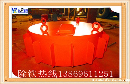 1.电磁除铁器的正确使用 随着我国经济的发展各行各业对物料除杂的要求不断提高,对产品的物料品位也有了更高的要求,在许多特殊场合,对物料中铁磁性物质的除净率要求很高,按照国家标准生产制作的普通除铁器是根本无法满足需求的.RCDC 超强型除铁器是我公司最新推出的,集多种技术于一身,具有吸力大,吸程深,节能显著等优点,可装于胶带运输机头部或中部上方,其强大的磁力可将混入物料中的杂铁吸出并借助有刮板的自卸胶带将其清除,对于防止锐利铁器对运输胶带的破坏及提高物料的纯度起着重要作用.