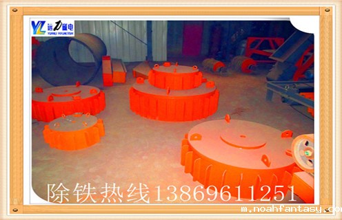 1.盘式电磁除铁器的安装要求: 1.1额定悬挂高度处对应磁极几何中心的磁感应强度不小于150mT 1.2供电电压为AC380V,50Hz.电控柜及电机防护等级为IP55.控制柜外壳采用不锈钢板,采用双层门.厚度≥2mm. 1.3两台除铁器应采用程控交替运行.RCDB型自冷盘式电磁除铁器与PDC系列盘式电磁除铁器.RCDY系列电磁除铁器等同.是用于清除粉状或块状非磁性物料中杂铁的除铁装置.其内部采用电工专用树脂浇注,自冷式全密封结构,具有透磁深度大.吸力强.防尘.防雨.耐腐蚀等特点,在极其恶劣的环境中仍能可靠运行.行走装置的配备可由客户自己选择. 1.4除铁器行走前10秒,应有声光报警,声光报警一直持续到除铁器回到原位.