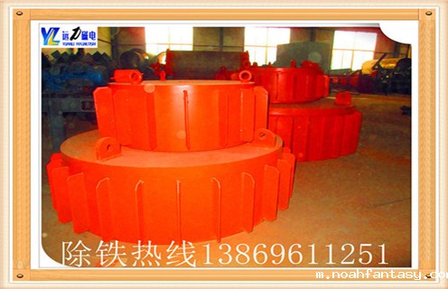 1.【RCDB系列超强干式电磁除铁器工作原理】 1.1该设备内部采用电工专业的树枝浇注,自冷式全密封结构,这样浇注的结果是具有透磁深度大.吸力强.防尘.防雨.耐腐蚀等特点, 1.2能够在极其恶劣的环境中仍能可靠运行.对磁性材料的回收和防止研磨机、细碎机等机械设备的破坏和磨损,有可靠的保护作用. 潍坊远力磁电有限公司专业生产除铁器设备,工艺精湛,生产的除铁器设备不仅在省内销售,而且远销全国各大城市,成为除铁器较大的供应商之一.