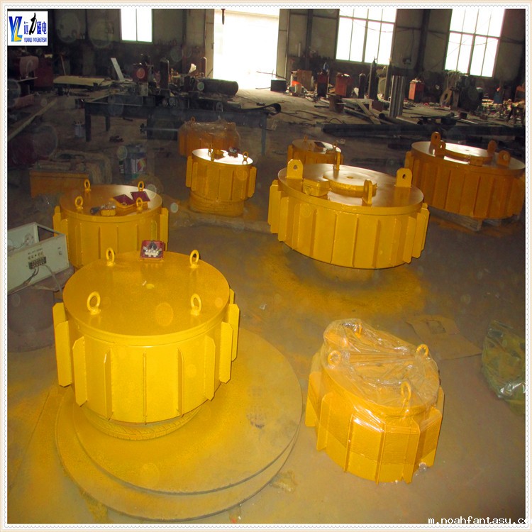 三.电磁带式除铁器行业标准 1.经常检查吊装器有否松动,吊装器如有松动会使电磁振动给料机四角不平衡,影响给料质量,应立即紧固. 2.振动器的密封罩必须盖好,以防灰尘进入,堵塞板弹簧之间的间隙,并要经常清理密封罩积灰. 3.经常检查给料槽振幅和线圈电流,注意机器的响声是否正常,如果发现声音突然变大,或发现有撞击声,要仔细分析原因,并立即停机处理. 4.铁芯与衔铁之间气隙任何时间必须保持平衡,应随时检查螺栓是否松动.间隙是否正常,如果板弹簧顶紧螺栓松动或板弹簧断裂,铁芯与衔铁之间气隙发生变化或撞击,要立即处理.