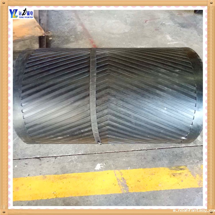 卸铁皮带除铁器-环形输送带按带体拉伸强度可分为M、L、H等型号,其相应拉伸强度如下表: 其中M型,其带芯系用优质维棉交织帆布,一般2-6层,胶厚度约7.5mm-20mm; L型系用NN-200型尼帆布(或聚酯帆布)作强力层,一般2-6层,胶厚度7.500mm-20mm。用于各种自卸式除铁器配件用。 H型系用NN-300型尼龙帆布(或聚酯帆布)作强力层,一般2-4层,胶带总厚度7.500mm-20mm。 胶带最大宽度为3100mm,按照作用性能,可提供普通型、耐热型、耐寒型(不低于-4℃)耐酸碱型、导静电型、耐高温型(不高于150℃)及卫生型等。 卸铁皮带除铁器其它特殊性能要求,可协商试制