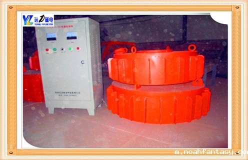 1.浆料电磁除铁器工作原理: 当除铁器按操作程序启动投入运行时,物料中的铁件在强大磁场作用下,被迅速吸出,这时,减速机的动力通过链轮、链条、主动滚筒传至有刮板的自卸胶带将吸出的铁件强行甩出运输带外,从而达到清除铁件的目的。 2.浆料电磁除铁器如何处理浆料 根据磁动力学原理我们知道,磁铁对于磁性物质的吸引力不仅与磁场强度有关,还与磁场梯度有直接关系,磁场力F=H*(aH/aL)。T1,T2,T3 系列超强除铁器,具有磁场强、梯度高、磁程深、吸力大的特点。T1,T2,T3 在额定吊高处磁场强度分别为国标产品的1.6,2.4和4.4 倍,分别为900GS,1200GS 和1500GS 。吸力分别是国标产品的2.3 倍4.4 倍和7.6 倍,对于超大超重铁件或细小铁件均有良好的清除效果,特别适合除铁要求高的生产作业场所。