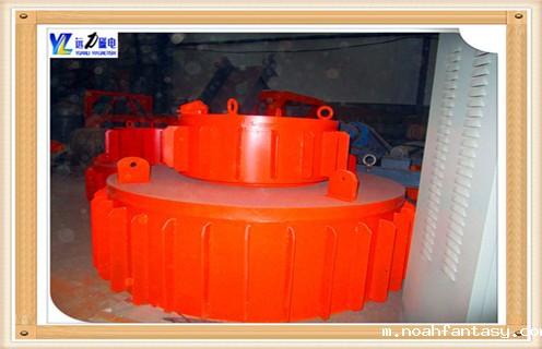 对垃圾电磁除铁器设备来说,无论是质量多么高,在生产中都难避免出现一些故障,提前阻止故障的发生亦或是在故障发生后能够及时发现及时解决,都是对除铁很重要的问题.垃圾电磁除铁器有了故障千万不要着急,只要掌握了些技巧,所有问题都会迎刃而解! 垃圾电磁除铁器的常见故障里很多都需要拆卸处理,对于专业人士来说比较简单,新手或者经验不足的不要盲目拆卸以免适得其反.今天远力磁电小编给大家介绍一点如何正确拆卸垃圾电磁除铁器.看看电磁除铁器在垃圾处理中的本领! 拆卸除铁时需使用专用工具的,必须按规定使用专用工具,考虑到其轴承,防止因使用工具不当对设备产生损害.起吊垃圾电磁除铁器时,有专人负责,起吊下放前认真检查起重工具.物件须捆绑牢靠,在绕过有棱角.毛刺的物体时应垫上木板等物,用U型绳卡卡钢丝绳套时,U型绳卡不得少于两个.吊运垃圾电磁除铁器时,要按照垃圾电磁除铁器名牌标示重量及相关起吊用具安全系数进行合理选择起吊用具,严禁超负荷起吊.