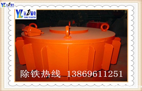 选矿行业的火速兴起,磁选机公司如“雨后春笋”般涌向市场,选矿行业的竞争日益激烈,电磁除铁器在生产上面临的挑战也逐渐加大.潍坊远力磁电作为典型的磁选机生产厂家,要想在激烈的市场竞争力立于不败之地,服务水平和设备的工作效率提升是非常关键的一个环节.在选矿行业市场的争夺战中干式电磁除铁器成为最有利的武器. 1.远力干式电磁除铁器的优越性能给用户带来了很大的便利,它不仅节约资源省水省电,并且随着技术的改进工作效率也大大提升.近年来,它的工作范围也扩大了很多,可以用于多种场合. 2.干式电磁除铁器可以用于低品位矿石的预选工作,预富集矿石资源,提高入磨品位,降低选矿成本.用于尾矿再选,回收尾矿坝干坡段相对富集的尾矿.用于硫酸渣干粉的磁选提纯.用于非磁性物料的除铁,效果明显,选矿成本低廉.用于磁选厂精粉提纯作业,抛除铁精粉中的贫连生体及脉石,提高精粉等级,增加选厂产品技术附加值. 3.干式电磁除铁器是不可多得的好设备,它满足了客户对于环保高效率设备的需求,在工作的同时,尽最大可能的保护环境,节约资源,维护我们共同生活的家园.远力干式电磁除铁器的种类丰富,其优点更是有目共睹的.