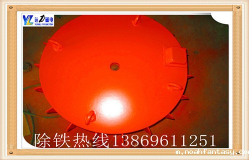 选矿行业的火速兴起,磁选机公司如“雨后春笋”般涌向市场,选矿行业的竞争日益激烈,电磁除铁器在生产上面临的挑战也逐渐加大.潍坊远力磁电作为典型的磁选机生产厂家,要想在激烈的市场竞争力立于不败之地,服务水平和设备的工作效率提升是非常关键的一个环节.在选矿行业市场的争夺战中干式电磁除铁器成为最有利的武器. 1.远力干式电磁除铁器的优越性能给用户带来了很大的便利,它不仅节约资源省水省电,并且随着技术的改进工作效率也大大提升.近年来,它的工作范围也扩大了很多,可以用于多种场合. 2.干式电磁除铁器可以用于低品位矿石的预选工作,预富集矿石资源,提高入磨品位,降低选矿成本.用于尾矿再选,回收尾矿坝干坡段相对富集的尾矿.用于硫酸渣干粉的磁选提纯.用于非磁性物料的除铁,效果明显,选矿成本低廉.用于磁选厂精粉提纯作业,抛除铁精粉中的贫连生体及脉石,提高精粉等级,增加选厂产品技术附加值. 3.干式电磁除铁器是不可多得的好设备,它满足了客户对于环保高效率设备的需求,在工作的同时,尽最大可能的保护环境,节约资源,维护我们共同生活的家园.远力干式电磁除铁器的种类丰富,其优点更是有目共睹的.