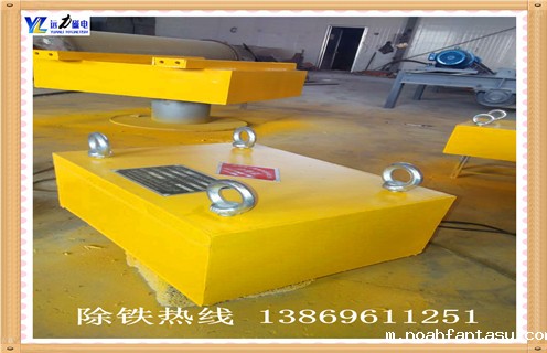 悬挂式永磁除铁器输送带专用吸铁器自卸式水泥建材煤矿强，RCGZ系列管道式永磁自动除铁器由管道体、驱动装置、磁体运行装置三大部分组成，驱动装置安装在管道壁上，通过链轮、链条带动管道体内磁分离腔的磁体运行装置运转，永磁体将管道内物料中混杂的铁磁性物质通过出铁口排出管道外。